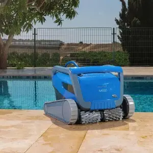 רובוט דולפין דגם M550 כולל עגלה תוצ' Maytronics Dolphin, מיועד לכל סוגי הבריכות באורך עד 15 מטר, מטפס קירות ומדרך רגל, כולל אפליקצייה לשליטה מהנייד